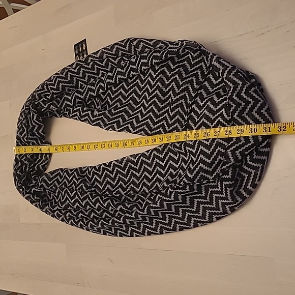 NWT Unbranded Infinity Scarf with Black and White Chevron Pattern - Picture 7 of 7